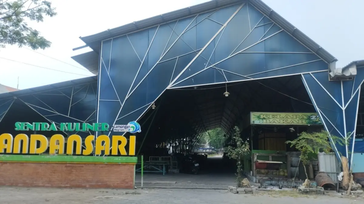 SEPI: Sentra PKL Andansari Lamongan minim pembeli. Sebagian pemilik warung memilih bahu jalan untuk tempat berjualan.&nbsp;(Rika Ratmawati/Radar Lamongan) 