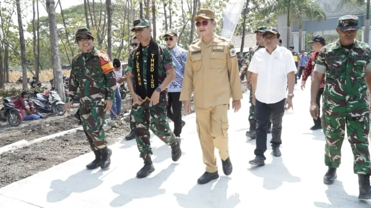 Kolonel Arm Beny Hendra bersama Dandim Lamongan Letkol Inf Deni Suryo Anggo Didgo, Bupati Yes, Ketua DPRD Lamongan M Freddy Wahyudi, dan Wabup Dirham saat meninjau pembangunan jalan di Desa Tlemang dalam penutupan program TMMD ke-129. (DOK. HUMAS KOMINFO LAMONGAN/RADAR LAMONGAN)&nbsp;