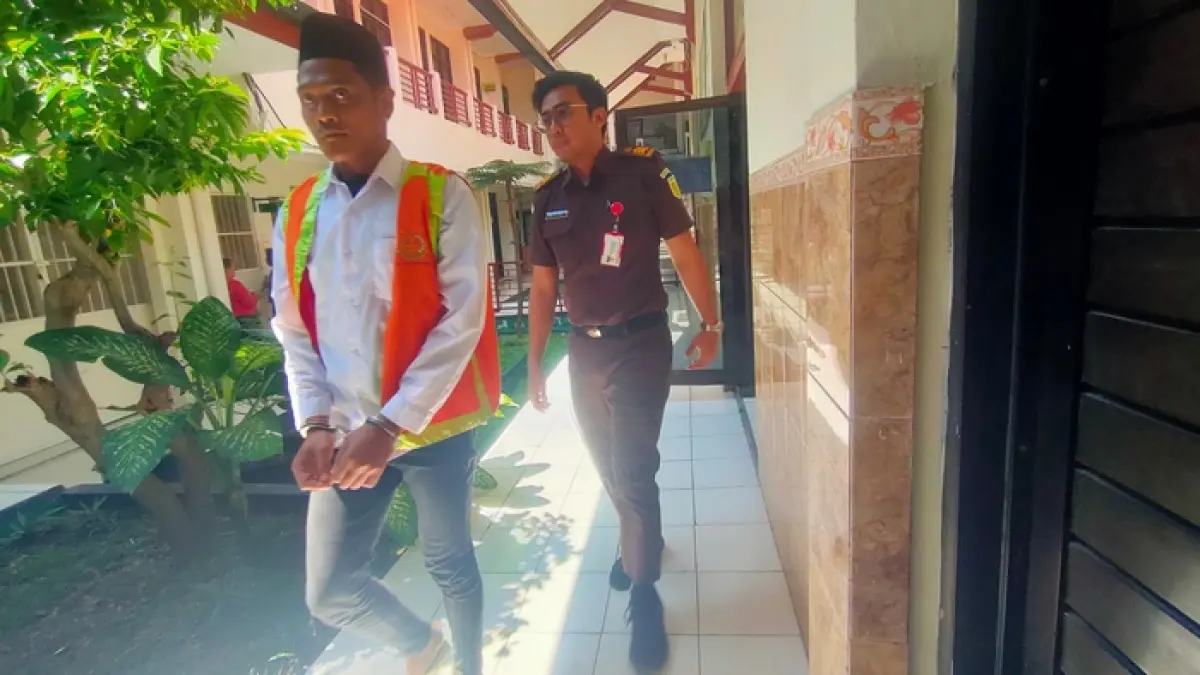 DIVONIS TIGA TAHUN: Muhammad Ayub Anshori di Pengadilan Negeri Lamongan. Dia vonis tiga tahun penjara karena menguasai sabu — sabu. (Ahmad Asip/Radar Lamongan) 