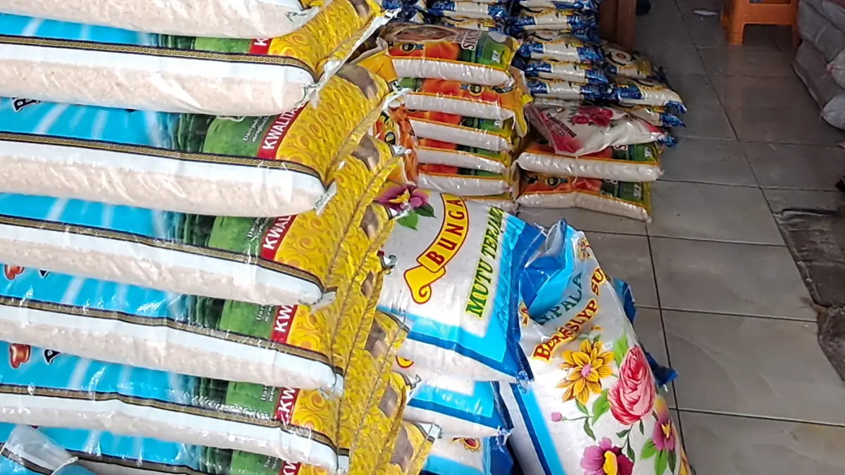 HARGA STABIL: Beras di salah satu toko yang ada di Kabupaten Lamongan. (Dok/Radar Lamongan) 
