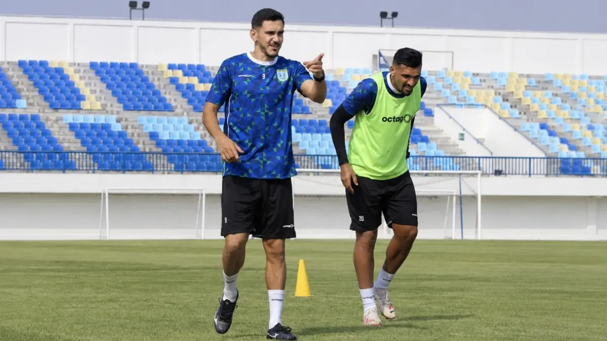 Juninho Cabral dan pemain yang baru bergabung Persela musim ini perlu ditingkatkan chemistrinya dalam laga uji coba.&nbsp;(AHMAD ASIP/RADAR LAMONGAN)