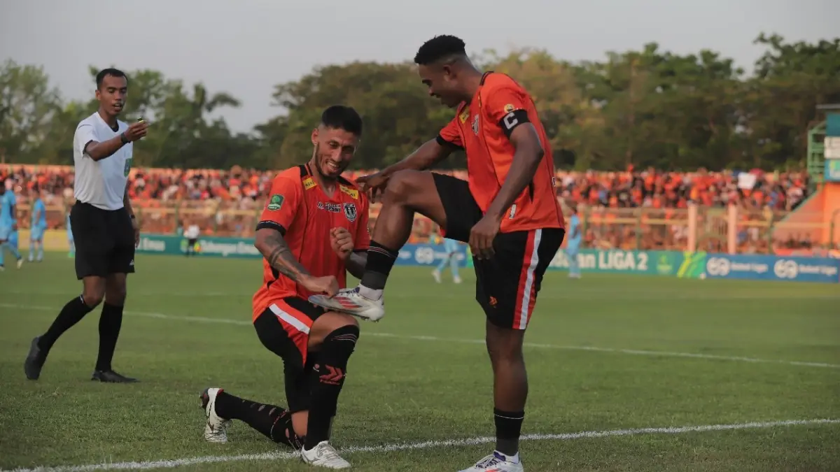 KEMBALI BERMAIN DI LIGA 2 INDONESIA: Jahanbakhsh Zabihi Taher ketika merayakan gol bersama Osas Saha saat keduanya membela Persibo. Kini, Taher resmi dikontrak Deltras Sidoarjo. (RDR.BJN)

&nbsp;