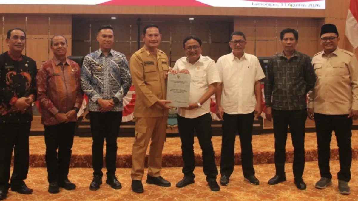 Penyerahan draf persetujuan RKUA PPAS tahun anggaran 2026 di ruang rapat paripurna DPRD Lamongan. (AHMAD ASIP/RADAR LAMONGAN)
