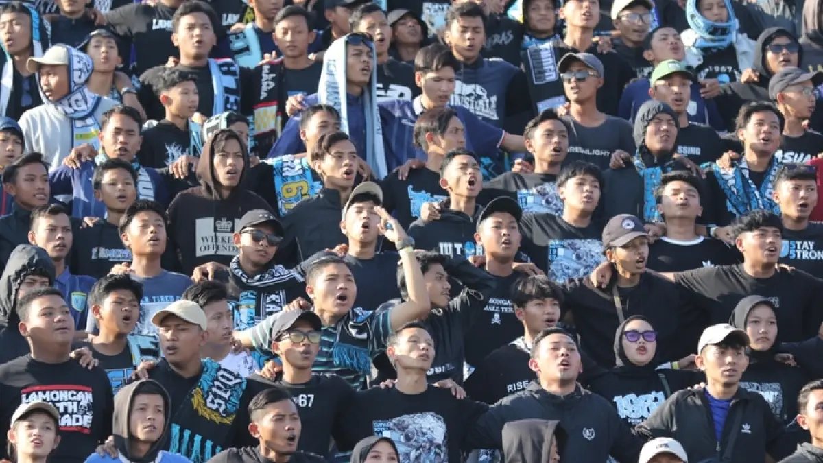 MUSIM INI BISA NRIBUN DI LAGA HOME — AWAY : Suporter Persela Lamongan saat mendukung tim di Stadion Surajaya beberapa musim lalu. Tahun lalu, Persela disanksi tak boleh dihadiri suporter saat menggelar laga. Musim ini, sanksi itu berakhir dan ada ketentuan baru akses suporter tandang dibuka kembali.&nbsp;(Dok/Radar Lamongan) 