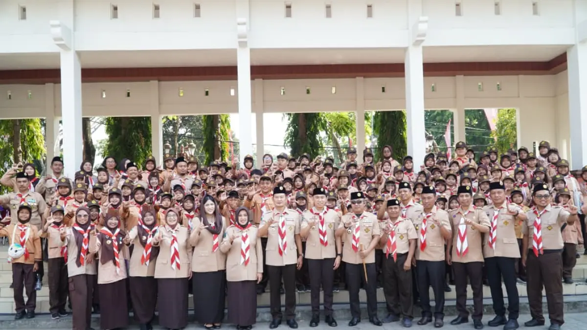 BANGUN PONDASI KEPEMUDAAN: Bupati Yes bersama istri,  Wakil Bupati Mas Dirham dan Jajaran forkopimda serta ketua Kwarcab Lamongan usai melaksanakan Apel Besar Hari Pramuka di Alun-Alun Lamongan.  (Humas Kominfo/Radar Lamongan) 