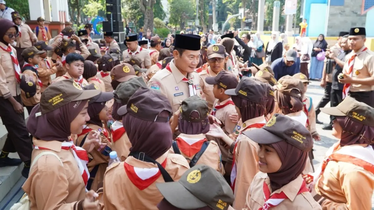 BERBAUR: Anggota Pramuka Lamongan ingin menyalami Ketua Kamabicab Kabupaten Lamongan Dr. H. Yuhronur Efendi, MBA., M.EK. (Humas Kominfo/Radar Lamongan) 
