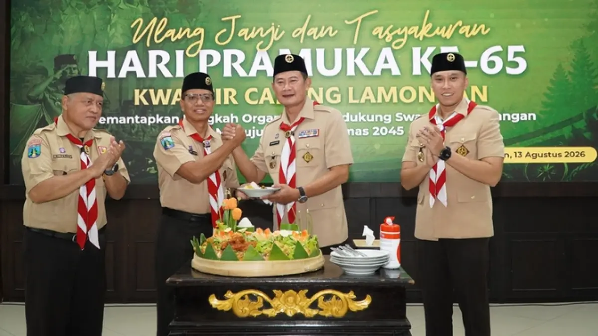 SEMANGAT: Bupati Lamongan sekaligus Ketua Kamabicab Kabupaten Lamongan Dr. H. Yuhronur Efendi, MBA., M.EK memberikan potongan tumpeng tasyakuran Hari Pramuka kepada Ketua Kwarcab Lamongan, Dr. Moh. Nalikan, MM didampingi Wakil Bupati Dirham Akbar Aksara, S.T., B.Eng, M.Sc. dan Sekretaris Kwarcab Lamongan A. Farikh. (Humas Kominfo/Radar Lamongan) 
