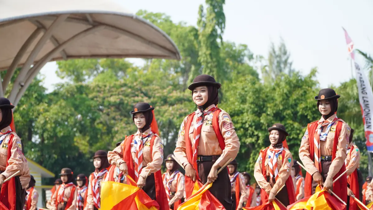 SUKA CITA: Penampilan pramuka pra-siaga dan semaphore pada peringatan Hari Pramuka di Alun-Alun Lamongan. (Humas Kominfo/Radar Lamongan) 
