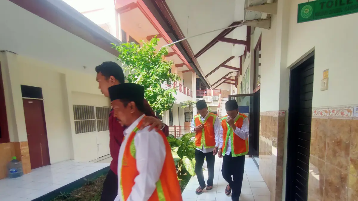DITUNTUT 7 TAHUN: Tiga pengedar yang berpesta sabu menjalani sidang di Pengadilan Negeri Lamongan.&nbsp; (Ahmad Asip/Radar Lamongan) 