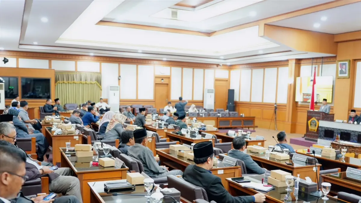 Anggota DPRD Gresik saat penyusunan KUPA - PPAS APBD 2026 bersama Pemkab Gresik. (DOK DPRD KABUPATEN GRESIK) 