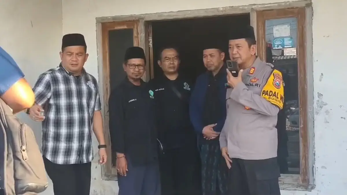 DATANGI RUMAH DUKA: Kapolres Jombang, AKBP Ardi Kurniawan, mendatangi rumah duka korban pengeroyokan dan penganiayaan yang terjadi di Desa Kedung Jati, Kecamatan Kabuh, Jombang, Selasa sore (18/8). (Istimewa/Radar Lamongan) 