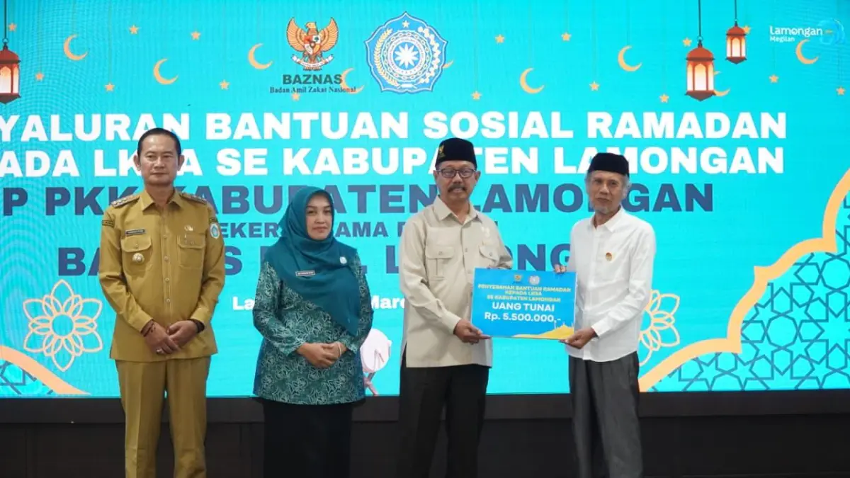 BAZNAS&nbsp; Kabupaten Lamongan bersama TP PKK Kabupaten Lamongan menyerahkan bantuan sosial kepada Lembaga Kesejahteraan Sosial Anak (LKSA).&nbsp;(ISTIMEWA/RADAR LAMONGAN)