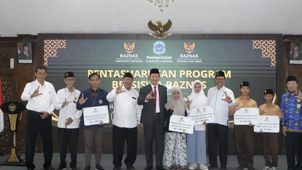 Bupati Lamongan, Yuhronur Efendi dan Ketua BAZNAS&nbsp; Kabupaten Lamongan, Bambang Eko Muljono menyalurkan beasiswa Program Lamongan Cerdas.&nbsp;(ISTIMEWA/RADAR LAMONGAN)