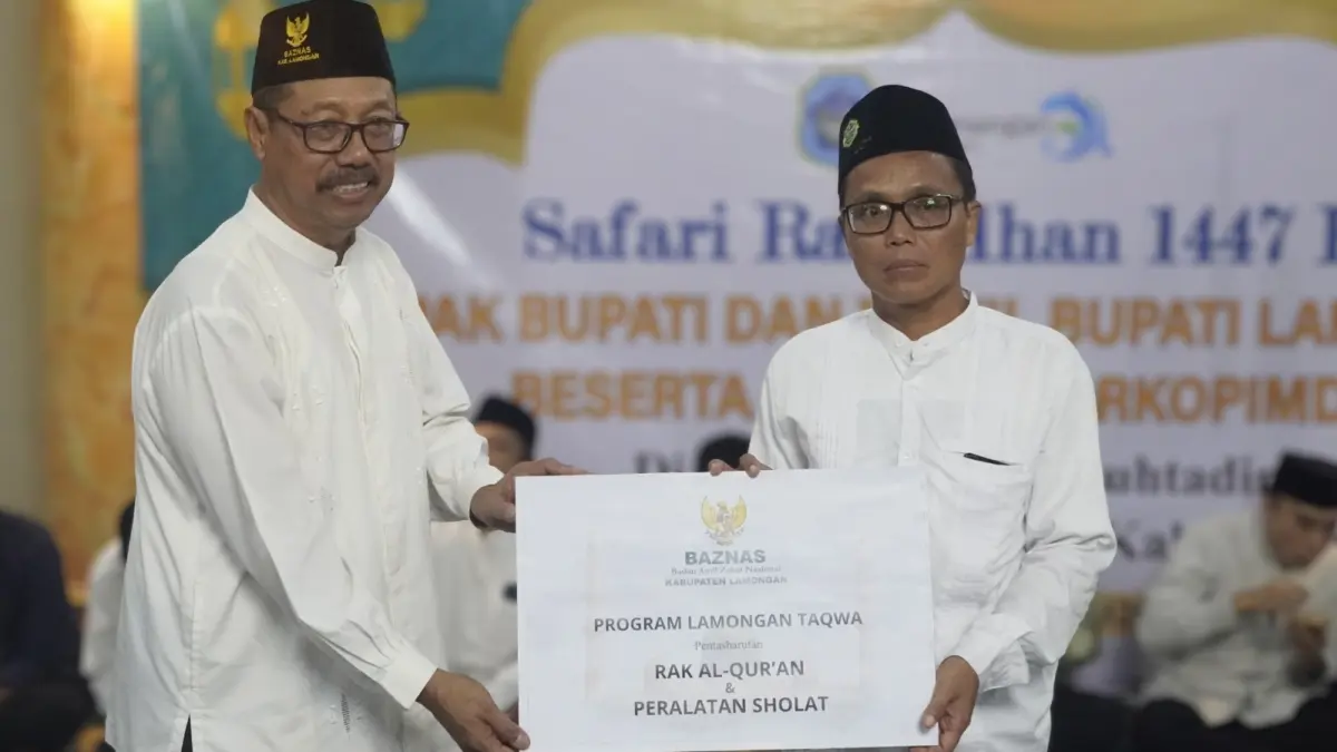 Ketua BAZNAS&nbsp; Kabupaten Lamongan Bambang Eko Muljono menyalurkan beasiswa Program Lamongan Taqwa.