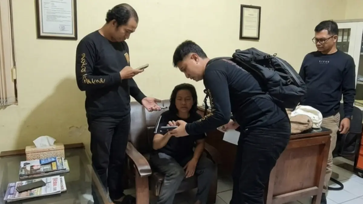 Petugas kepolisian mengintrogasi pelaku curanmor di Desa Menongo, Kecamatan Sukodadi. (IST./RADAR LAMONGAN)