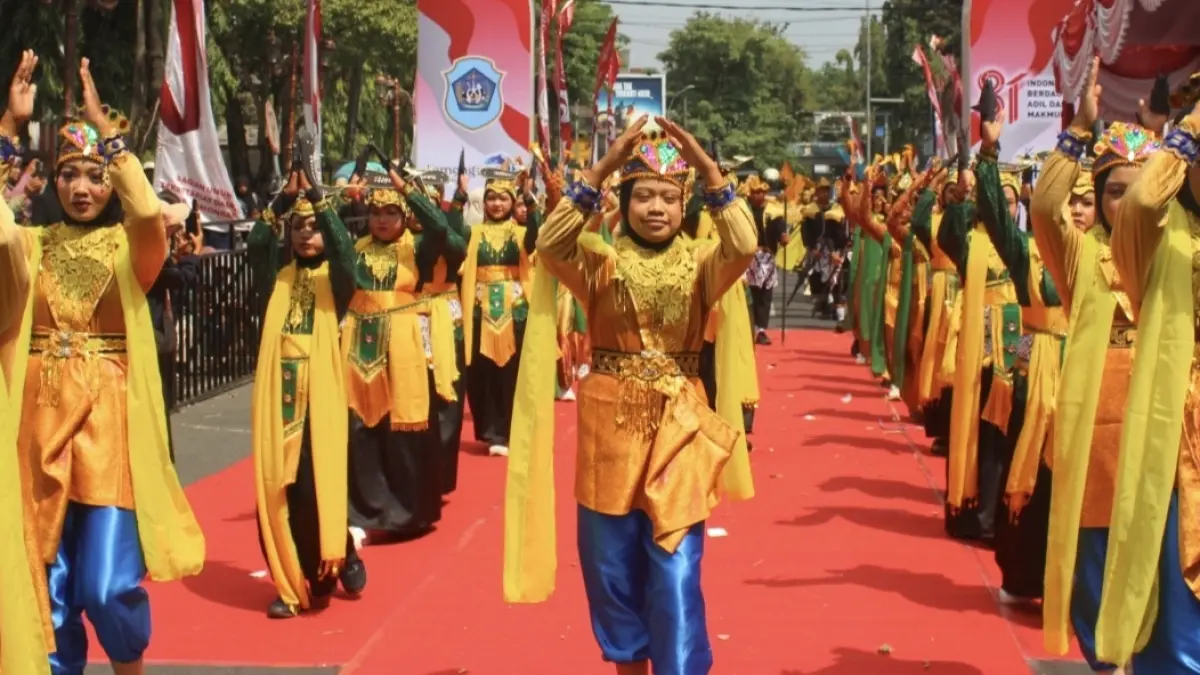 Ragam tarian yang ditampilkan siswi SMP Aplikatif As Sunniyyah Sunan Drajat Lamongan. (AHMAD ASIP/RADAR LAMONGAN)