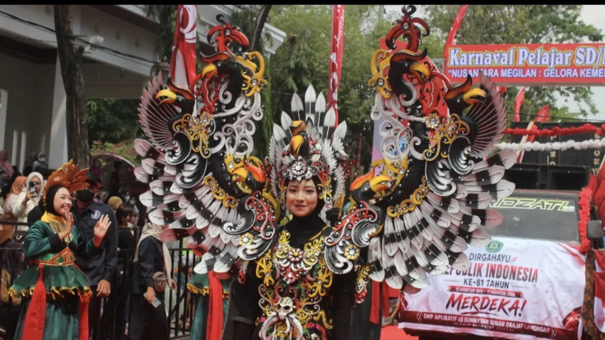 Salah satu kostum carnival yang ditampilkan siswi SMP Aplikatif As Sunniyyah Sunan Drajat Lamongan. (AHMAD ASIP/RADAR LAMONGAN)
