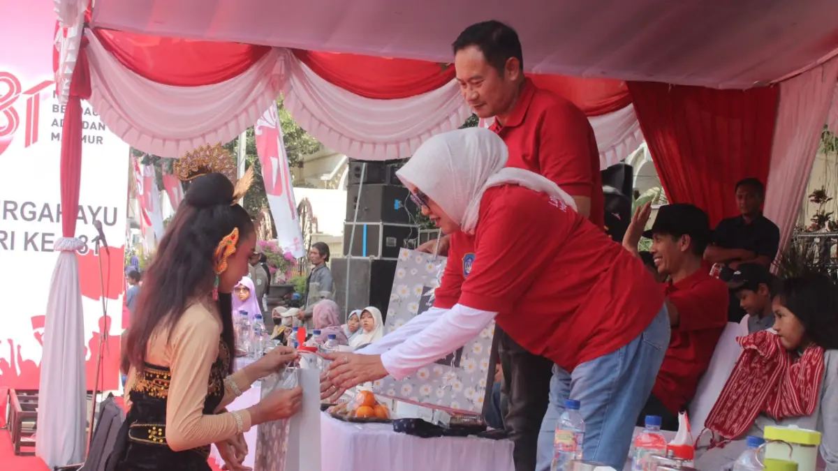 Barisan karnaval SMP Negeri 3 Lamongan dengan kostum dan gerak langkah tegap yang seragam.&nbsp;(AHMAD ASIP/RADAR LAMONGAN)