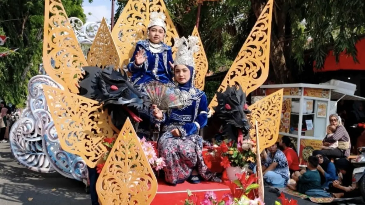 Barisan MIUS tampil dengan konsep yang memadukan kekayaan budaya Nusantara, sejarah, serta ikon Kabupaten Lamongan. (AHMAD ASIP/RADAR LAMONGAN)