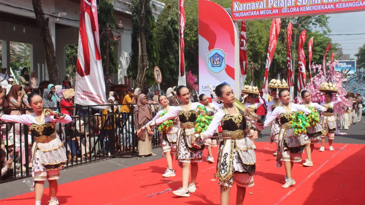 Gerak lincah siswi SMPN 1 Lamongan menari sepanjang perjalanan Karnaval Kemerdekaan 2026. (AHMAD ASIP/RADAR LAMONGAN)