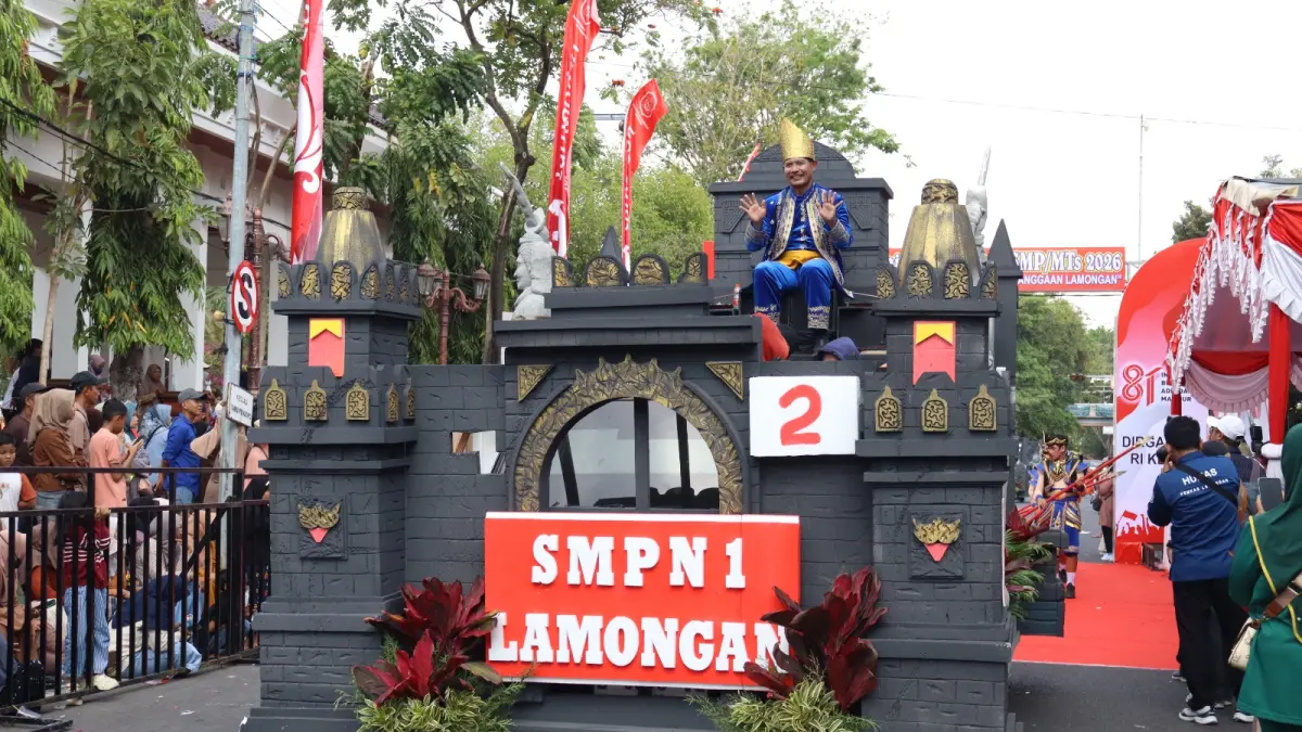 Kepala SMPN 1 Lamongan Safiudin, S.Pd., M.Pd., dalam balutan baju adat dengan semangat mengikuti kegiatan Karnaval Kemerdekaan 2026.&nbsp;(AHMAD ASIP/RADAR LAMONGAN)