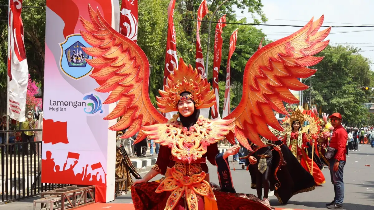 Kostum karnival yang ditampilkan siswa SMPN 4 Lamongan. (AHMAD ASIP/RADAR LAMONGAN)
