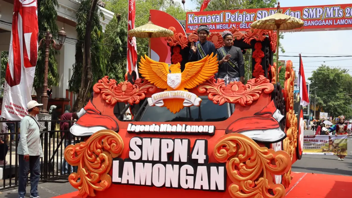 Mobil hias yang ditampilkan SMPN 4 Lamongan menghadirkan visualisasi sosok Bupati Pertama Lamongan, Ronggohadi atau yang lebih akrab dikenal dengan Mbah Lamong. (AHMAD ASIP/RADAR LAMONGAN)
