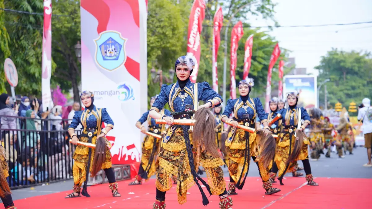 Parade Nyai Bendolegi dan Buto Gedruk muncul di tengah iring-iringan barisan karnaval MIUS Lamongan. (AHMAD ASIP/RADAR LAMONGAN)