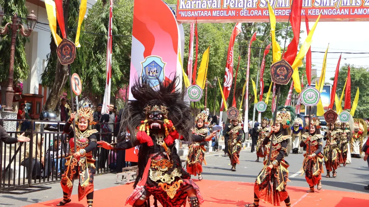Penampilan Kesenian Barongan yang penampilannya membuat masyarakat yang hadir merasa kagum. (AHMAD ASIP/RADAR LAMONGAN)
