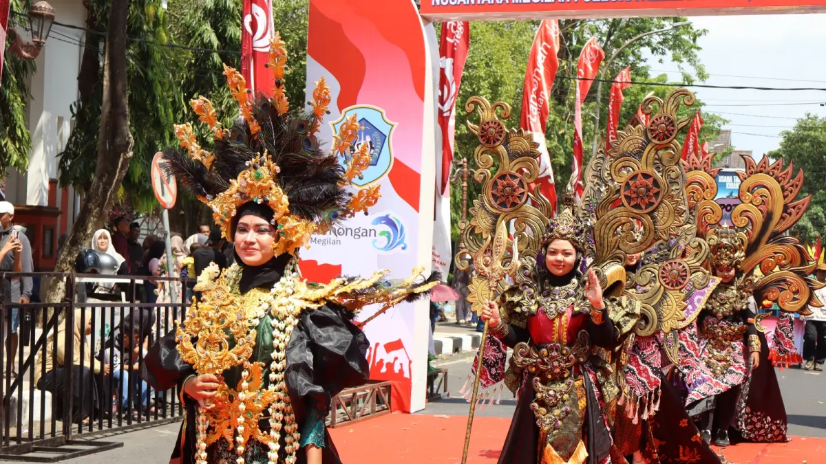 Salah satu kostum karnival yang ditampilkan siswi MATAS Lamongan. (AHMAD ASIP/RADAR LAMONGAN)