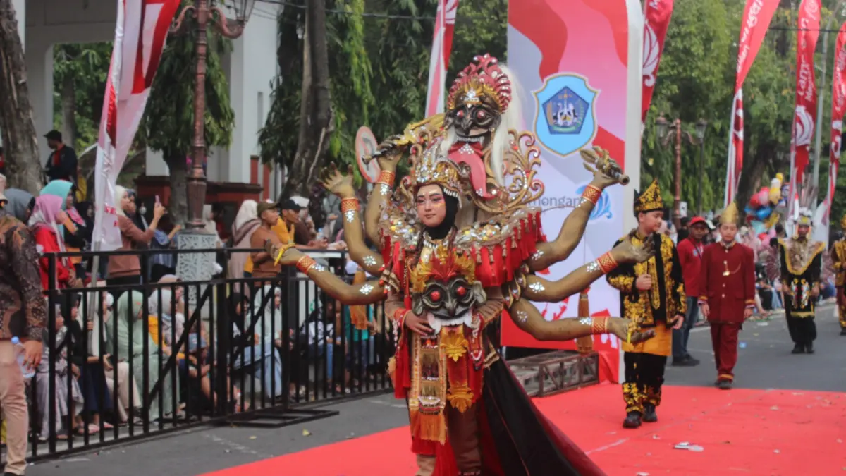 Siswa SMPN 1 Lamongan mengenakan kostum karnival dalam kegiatan Karnaval Kemerdekaan 2026. (AHMAD ASIP/RADAR LAMONGAN)