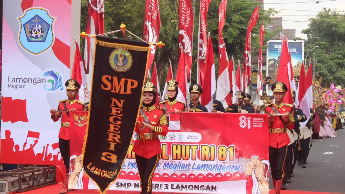 Siswi SMPN 3 Lamongan menyerahkan cendera mata kepada Bupati Lamongan Yuhronur Efendi dan Ketua TP PKK Kabupaten Lamongan Anis Kartika. (AHMAD ASIP/RADAR LAMONGAN)