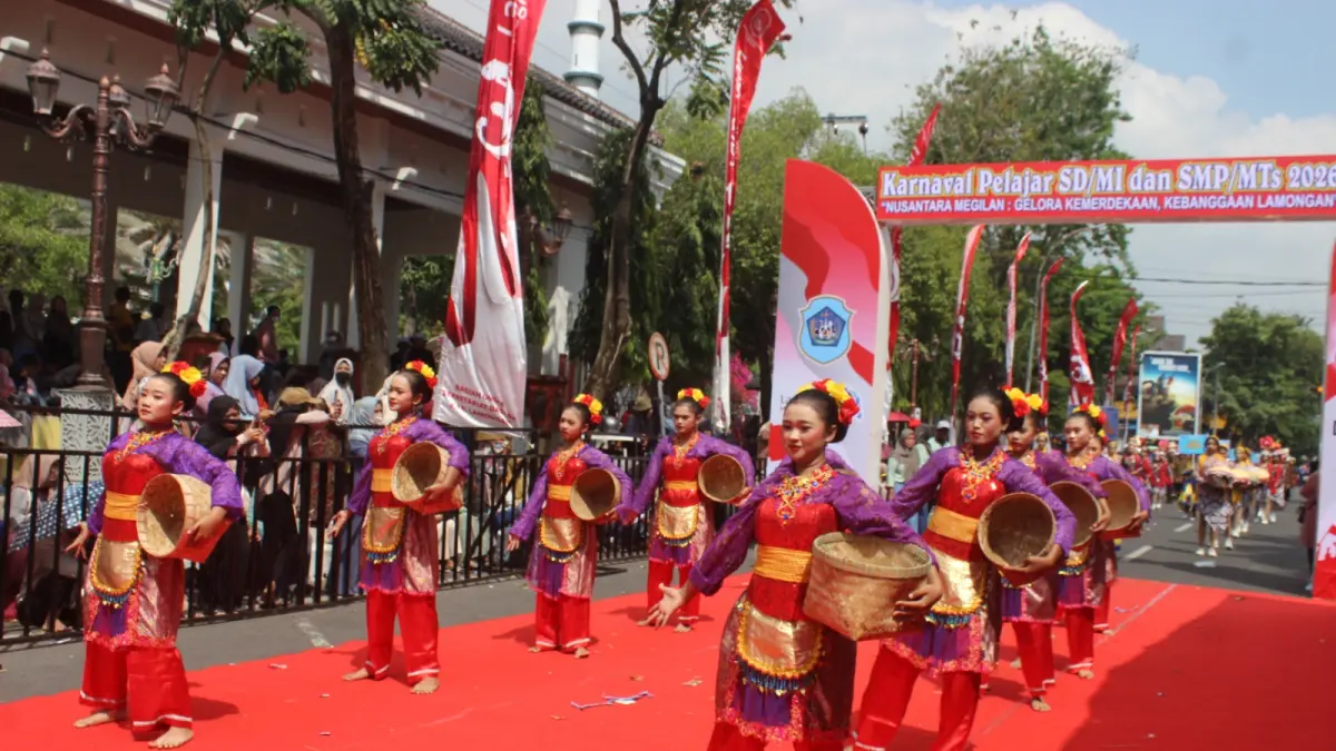 Siswi SMPN 5 Lamongan membawakan tari boran dalam kegiatan Karnaval Kemerdekaan 2026. (AHMAD ASIP/RADAR LAMONGAN)
