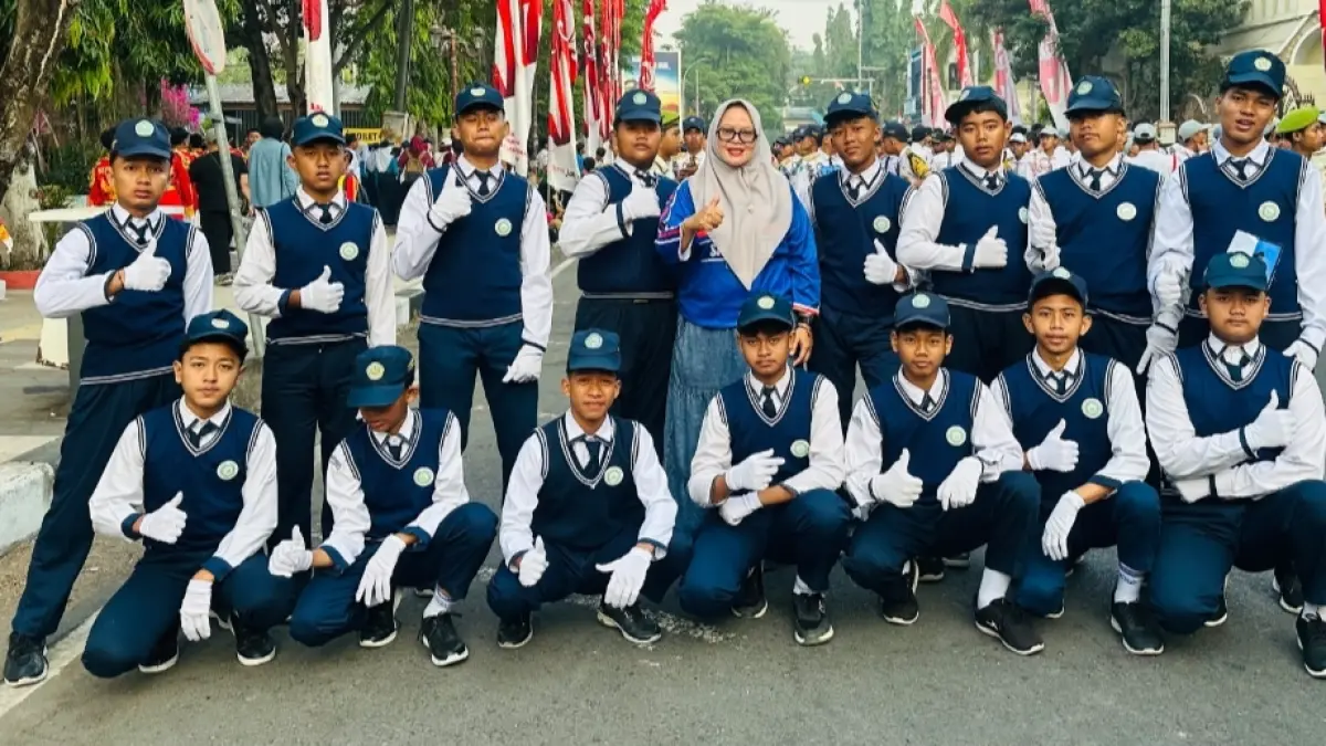 Tim A gerak jalan MATAS berhasil meraih Juara harapan 1 Gerak Jalan Pelajar tingkat SMP/MTs Lamongan dalam rangka HUT ke-81 Kemerdekaan RI 2026. (ISTIMEWA/RADAR LAMONGAN)