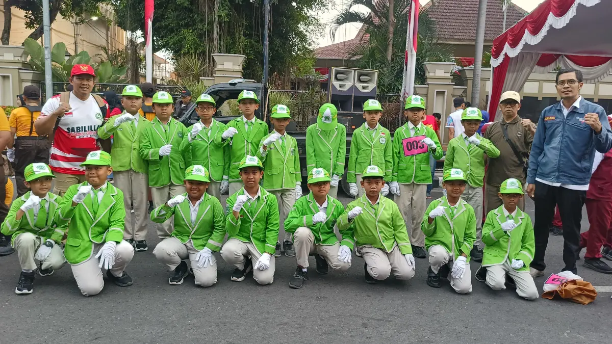 Tim gerak jalan MIUS putra berhasil meraih Juara I Gerak Jalan Pelajar tingkat SD/MI se-Kabupaten Lamongan dalam rangka HUT ke-81 Kemerdekaan RI 2026. (ISTIMEWA/RADAR LAMONGAN)