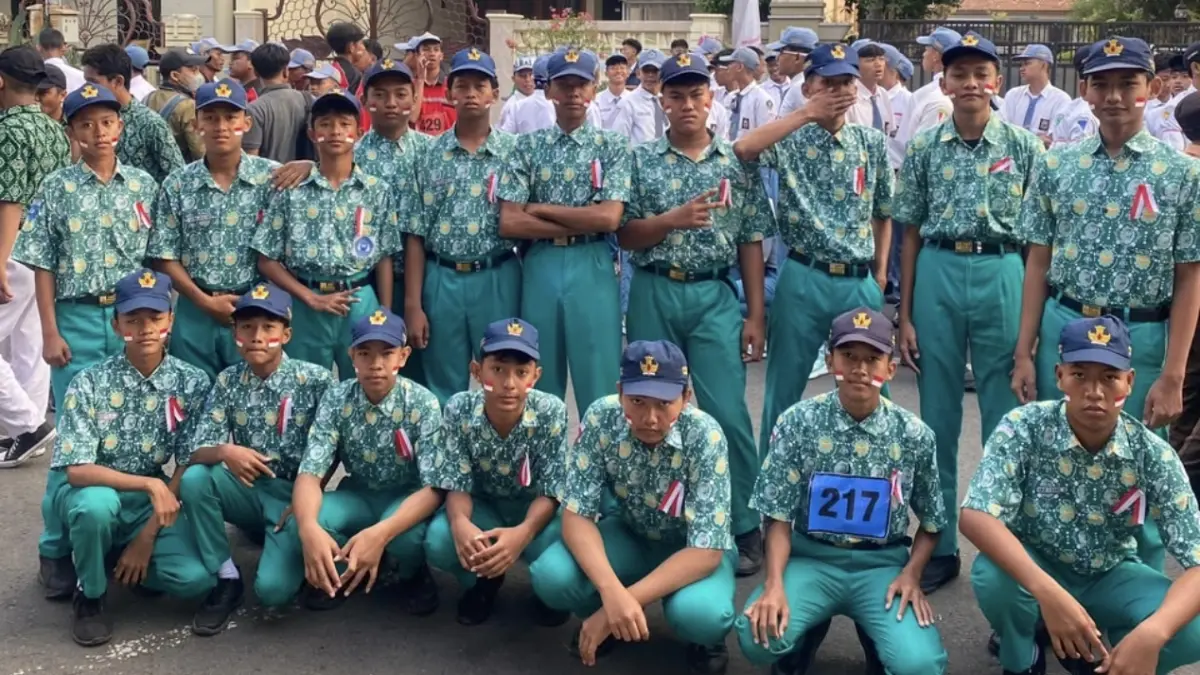 Tim gerak jalan putra SMPN 4 Lamongan meraih juara 1 kategori SMP/MTs. (AHMAD ASIP/RADAR LAMONGAN)
