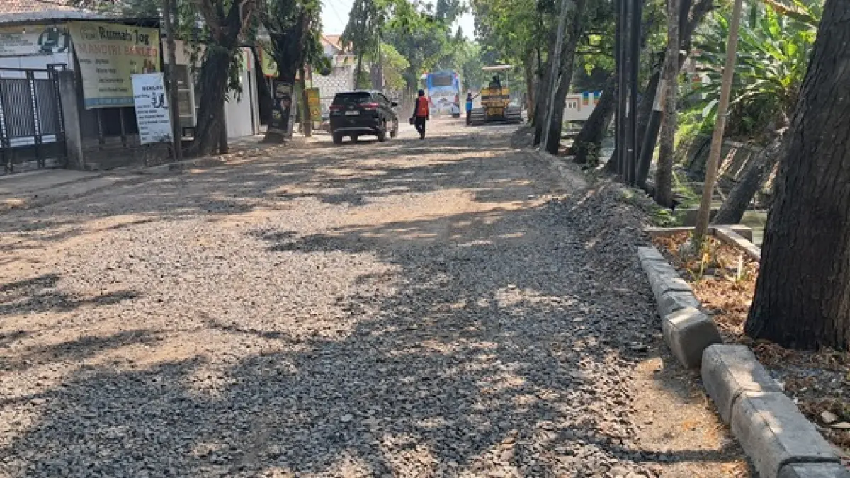 DIRATAKAN: Jalan Veteran Lamongan bakal diperbaiki lagi dengan pemasangan tiang pancang.&nbsp; (Gamal A/Radar Lamongan) 