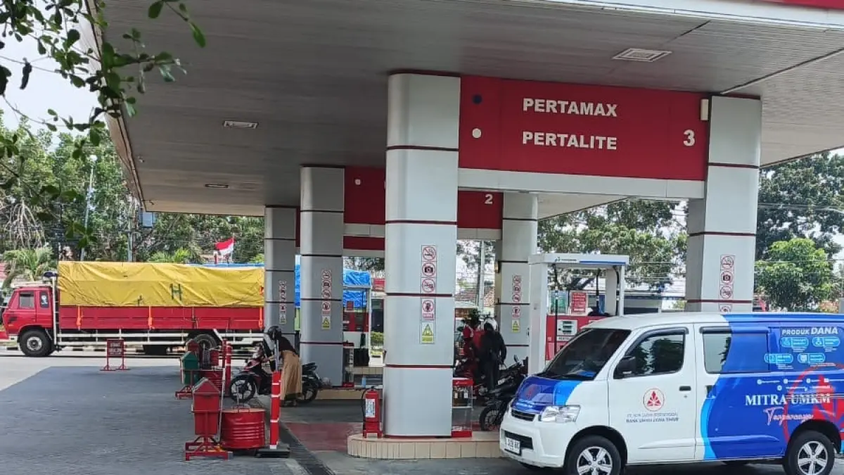 RELATIF STABIL: Kendaraan yang mengisi BBM di salah satu SPBU di Kabupaten Lamongan.&nbsp;(Rika Ratmawati/Radar Lamongan) 