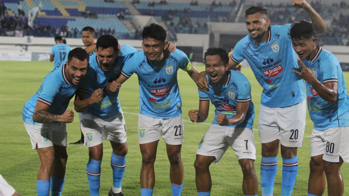 Dendy Sulistiawan merayakan gol bersama rekan-rekannya di Persela. (AHMAD ASIP/RADAR LAMONGAN)

