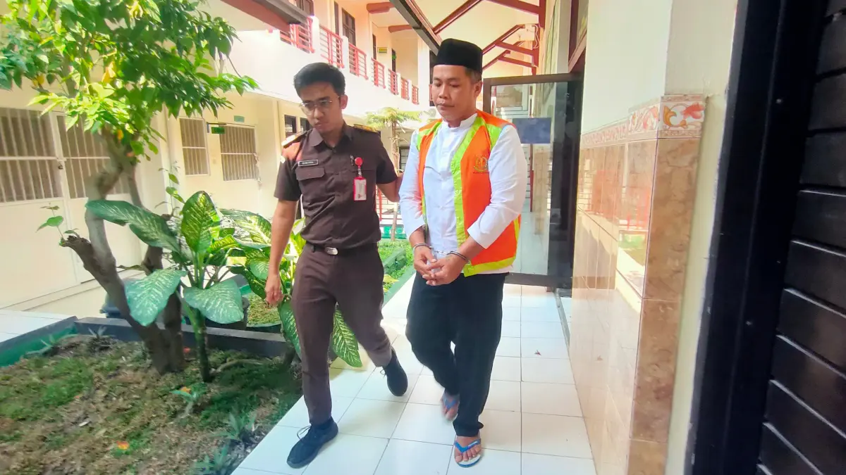 DITUNTUT TIGA TAHUN PENJARA: Ricko Marciano di Pengadilan Negeri Lamongan karena kasus pencurian mesin diesel. (Ahmad Asip/Radar Lamongan) 