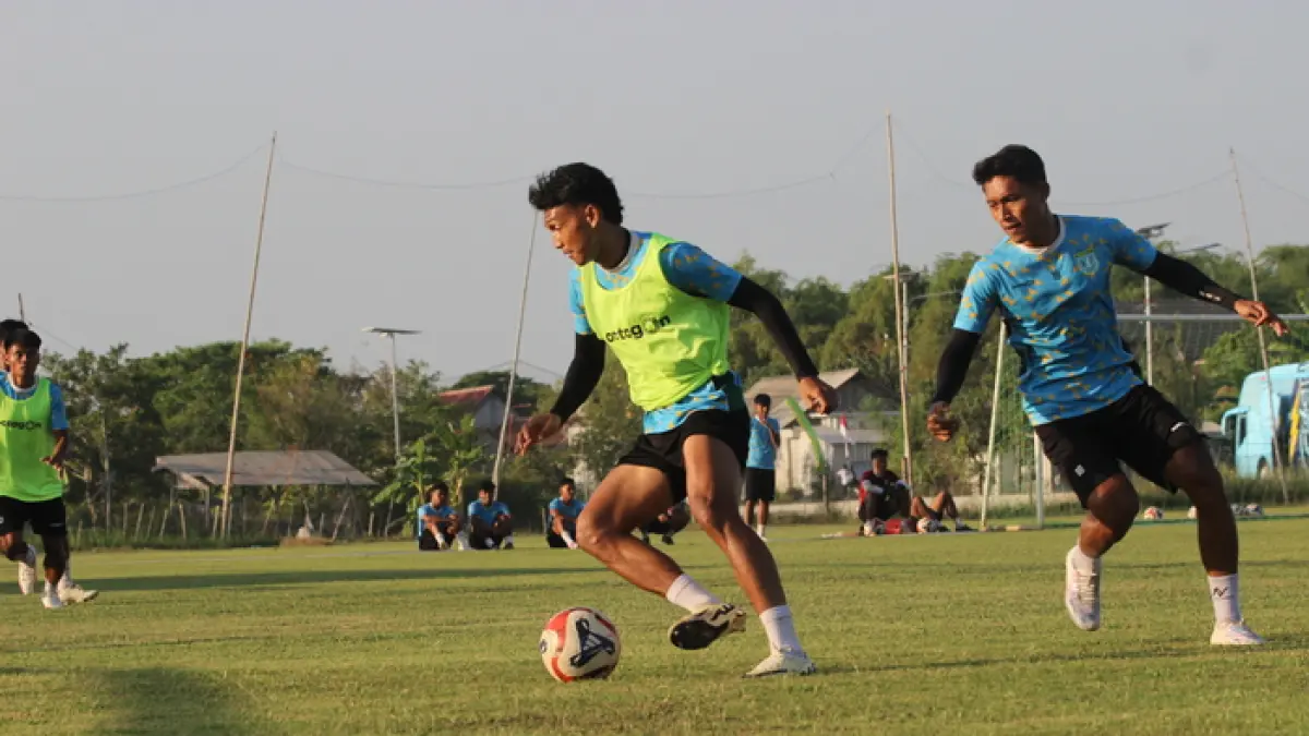 NANTI SORE UJI COBA: Pemain Persela saat berlatih game. Nanti sore Persela beruji coba melawan PSPS di Stadion Surajaya Lamongan. (Ahmad Asip/Radar Lamongan) 
