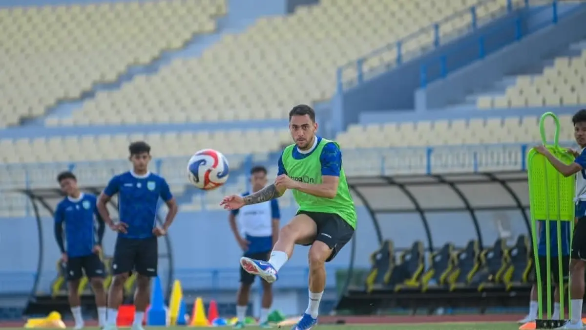 Pemain Persela saat melakukan latihan terakhir sebelum menjamu PSPS Pekanbaru dalam laga uji coba malam ini (29/8). (Instagram @PerselaFC) 