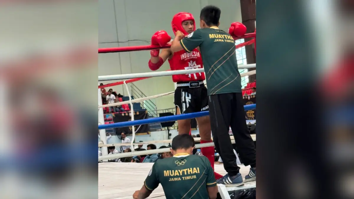 SUDAH BERUSAHA MAKSIMAL: Ridho Guntur Setiawan mendapatkan arahan di sudut ring. Dia meraih medali perak di Indonesia Muaythai Championship 2026. (Istimewa/Radar Lamongan) 
