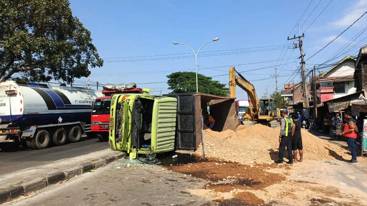 TERGULING: Truk yang mengalami kecelakaan tunggal di Desa Moropelang, Babat. (Istimewa/Radar Lamongan) 