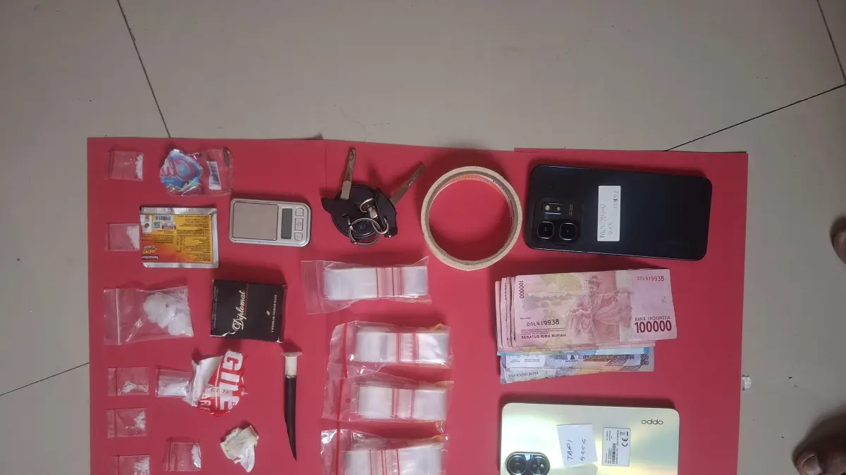BARANG BUKTI: Sabu — sabu dan handphone yang diamankan dari salah satu jaringan Lamongan — Gresik. (Gamal A/Radar Lamongan) 
