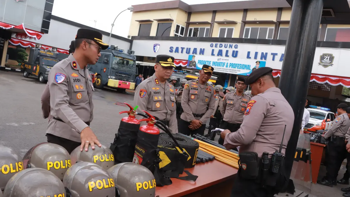 CEK PERLENGKAPAN PERSONEL: Kapolres Lamongan, AKBP Adhytiawarman Gautama Putra, melakukan pengecekan perlengkapan personel pengendalian huru - hara di halaman mapolres setempat.&nbsp;(Gamal A/Radar Lamongan) 