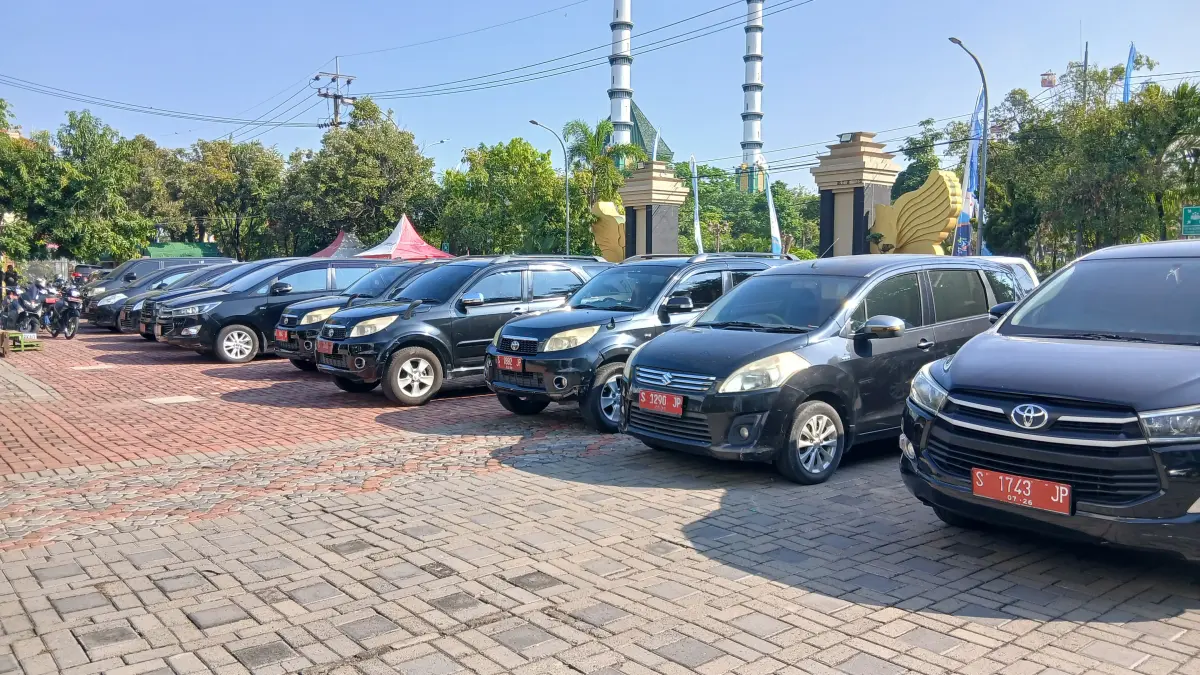 LEBIH HEMAT SEWA: Mobil — mobil dinas yang diparkir di halaman gedung Pemkab Lamongan.&nbsp;(Istimewa/Radar Lamongan) 