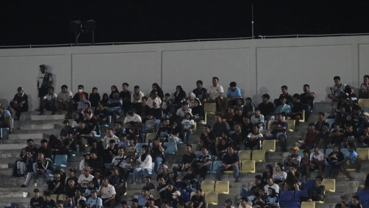 BAKAL DIMAKSIMALKAN: Kehadiran suporter dalam pertandingan persela akan menjadi salah satu upaya peningkatan realisasi pajak hiburan di Lamongan. (Asip Alafi/Radar Lamongan) 
