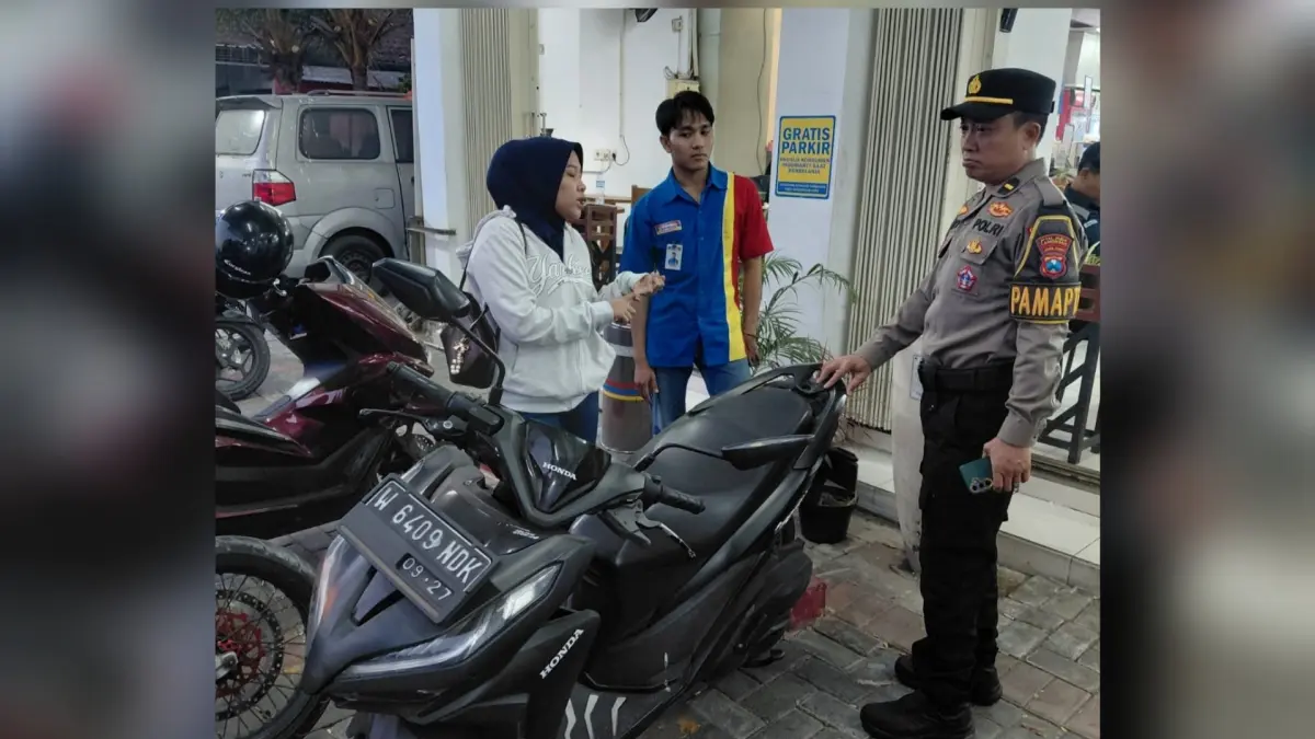 DITINGGAL PENCURINYA: Motor yang sejak Jumat malam diparkir di salah satu minimarket di Jalan KH Ahmad Dahlan Lamongan. (Gamal A/Radar Lamongan) 