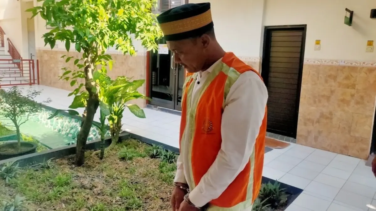 DITUNTUT LIMA TAHUN: Juli Antony di Pengadilan Negeri Lamongan. Dia terjerat kasus sabu — sabu.&nbsp;(Ahmad Asip/Radar Lamongan) 